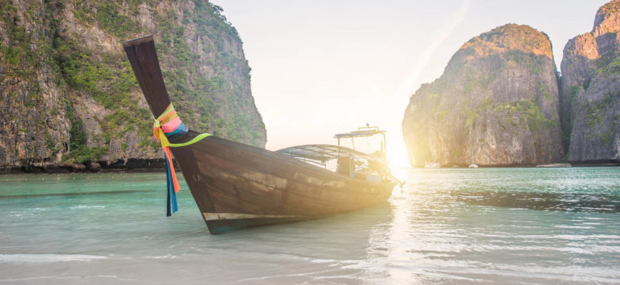 15 лучших развлечений на островах Пхи-Пхи 😍 - long tail boat in baya bay, phi phi islands, thailand